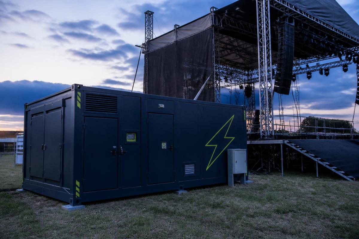Batería Relayd situada detrás de un escenario de festival al atardecer